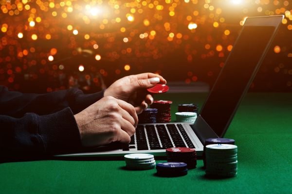Pemain sedang menikmati hiburan casino dan sport secara digital